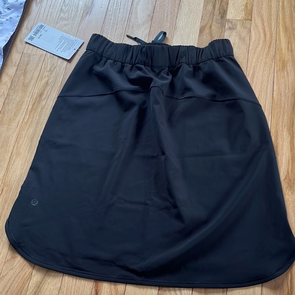 Lululemon On The Fly Skirt, Size 6, NWT - Picture 2 of 5